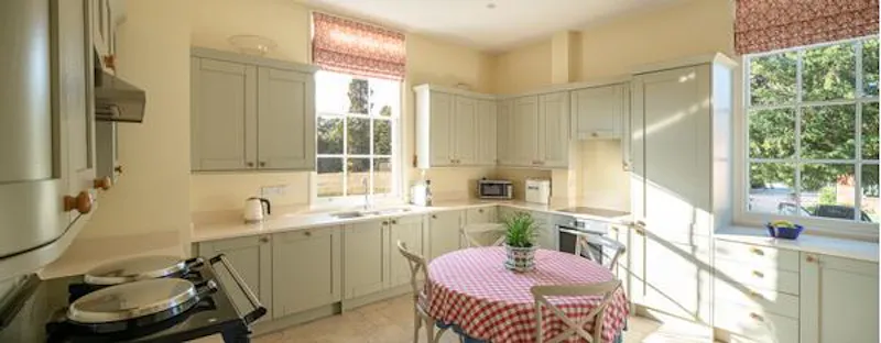 Kitchen at Pretty white house in Winchfield, A1453 (photo 10)