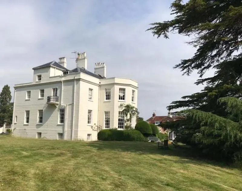 Pretty white house in Winchfield, A1453 (photo 15)
