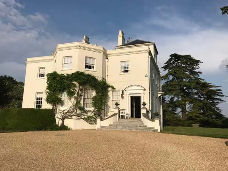 Pretty white house in Winchfield, A1453 (photo 16)