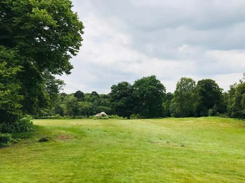 Garden at Pretty white house in Winchfield, A1453 (photo 17)