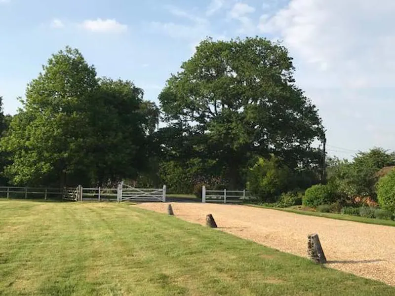 Driveway at Pretty white house in Winchfield, A1453 (photo 18)