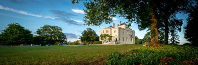 Pretty white house in Winchfield, A1453 (photo 19)