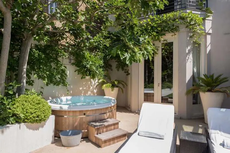 Jacuzzi at Wandsworth pool house, B1804 (photo 48)