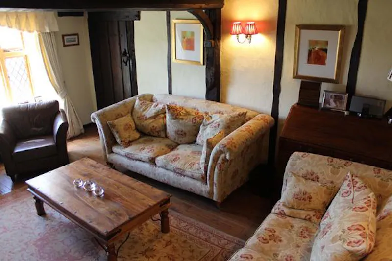 Living Room at Film location C898 in Buckinghamshire (photo 9)