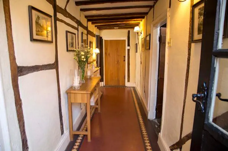 Entrance hall at Film location C898 in Buckinghamshire (photo 13)