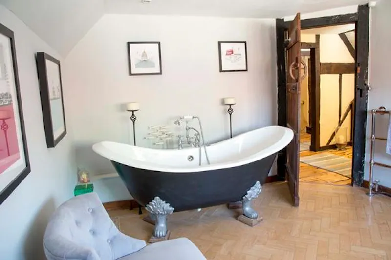 Bathroom at Film location C898 in Buckinghamshire (photo 18)