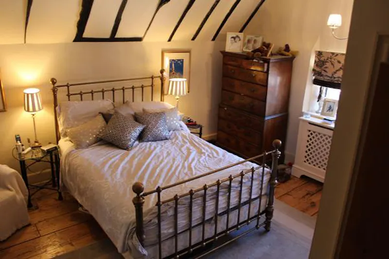 Bedroom at Film location C898 in Buckinghamshire (photo 23)