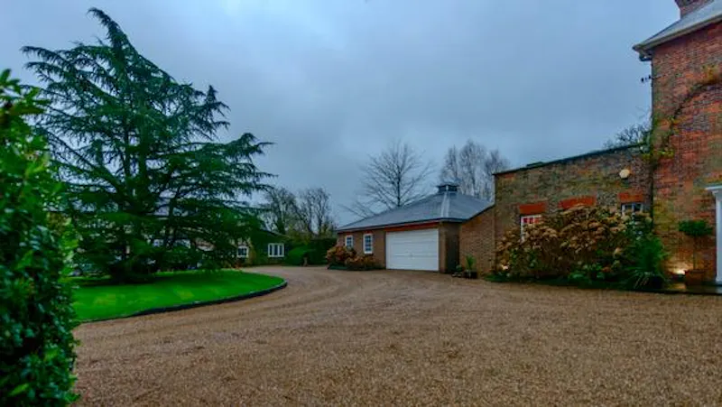 Driveway at Vast country home in Knockholt, A1454 (photo 37)
