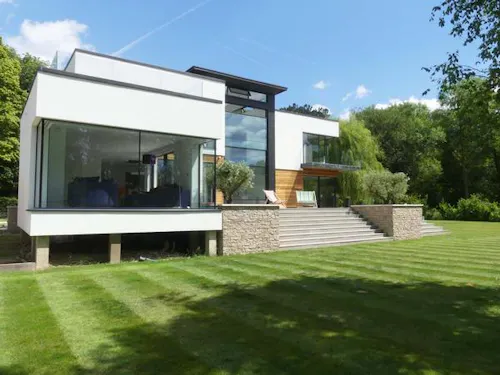 Sleek, modern Shiplake house, K432
