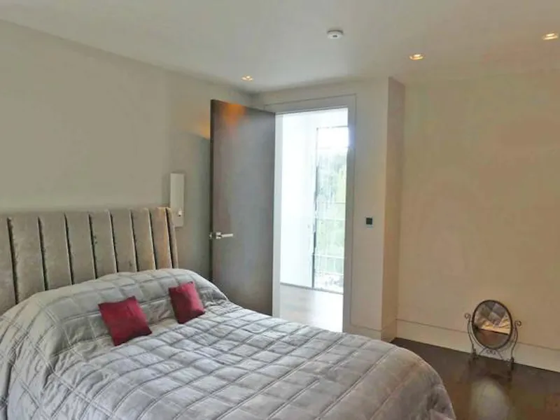 Bedroom at Sleek, modern Shiplake house, K432 (photo 33)