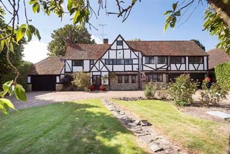 Driveway at Film location C899 in Buckinghamshire (photo 1)