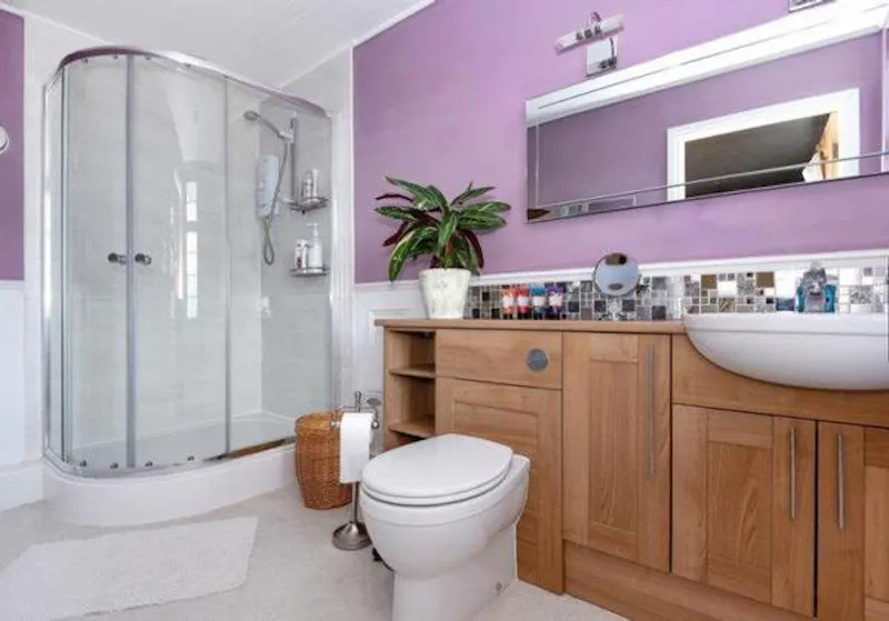 Bathroom at 1920s Orpington family house, M314 (photo 18)