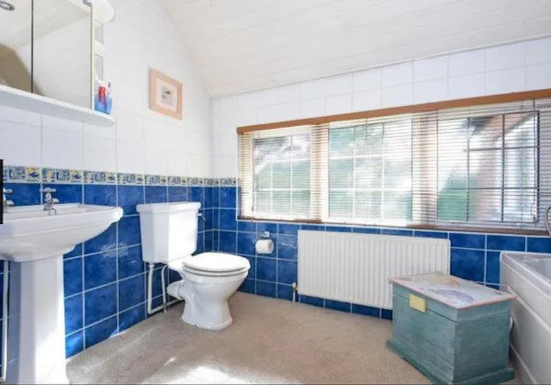 Bathroom at 1920s Orpington family house, M314 (photo 22)