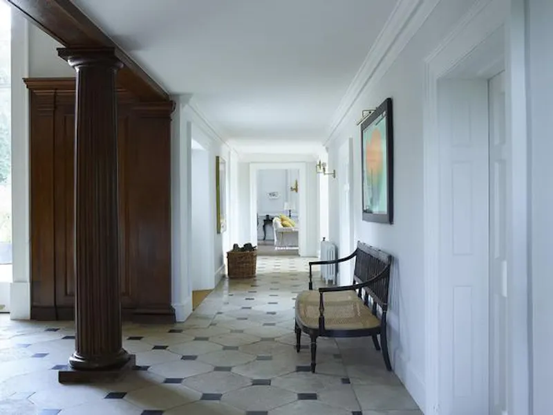 Entrance hall at Film location H1014 in Buckinghamshire (photo 2)