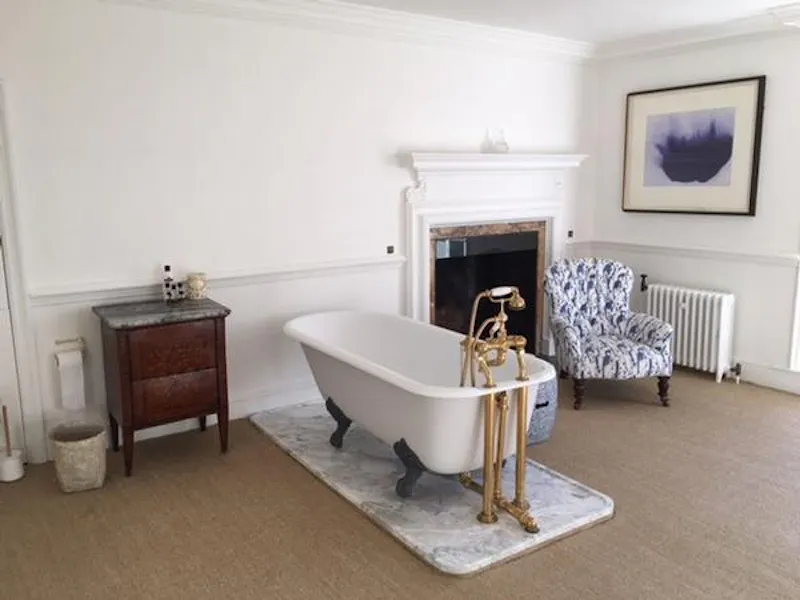 Bathroom at Film location H1014 in Buckinghamshire (photo 11)