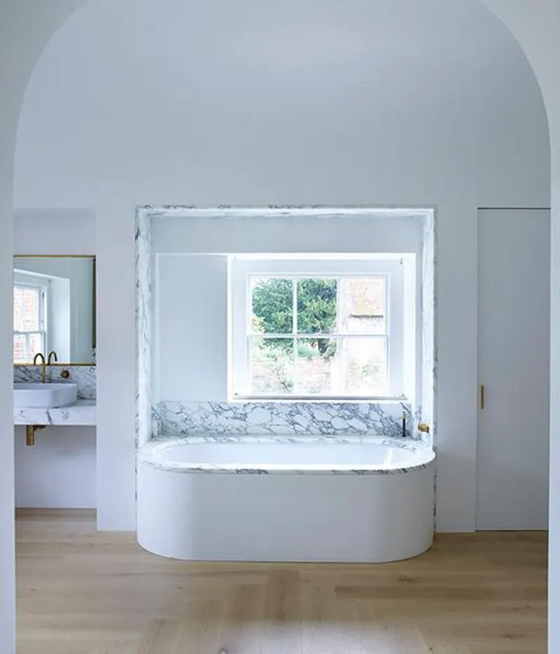 Bathroom at Film location H1014 in Buckinghamshire (photo 13)