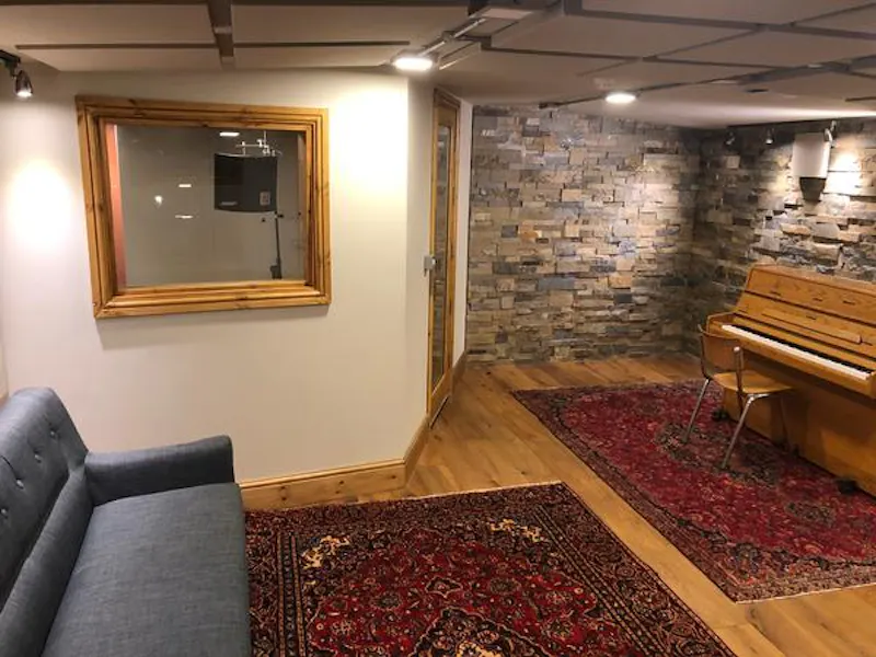 Recording studio in North Finchley, N445 (photo 15)