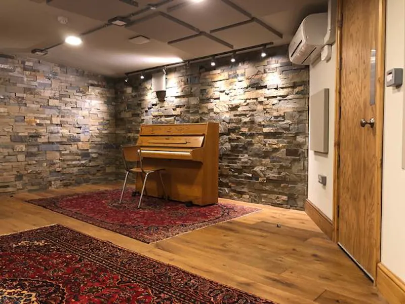 Recording studio in North Finchley, N445 (photo 16)