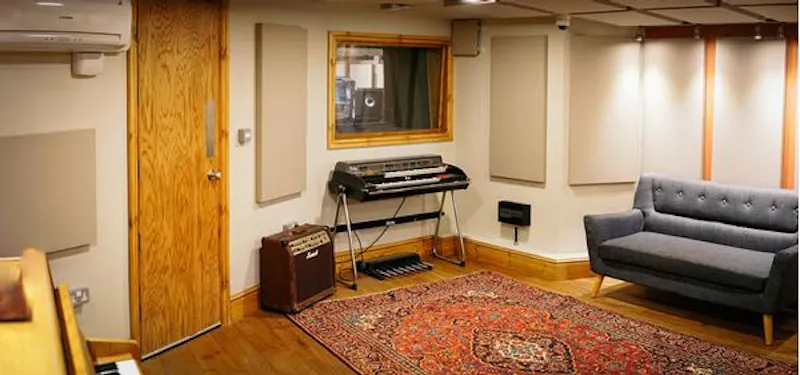 Recording studio in North Finchley, N445 (photo 18)