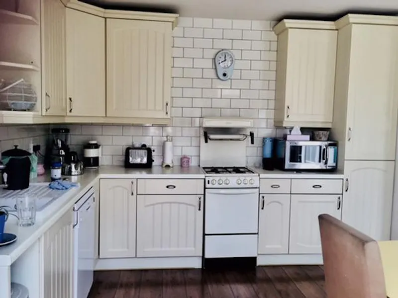 Kitchen at Film location D2346 in London (photo 4)