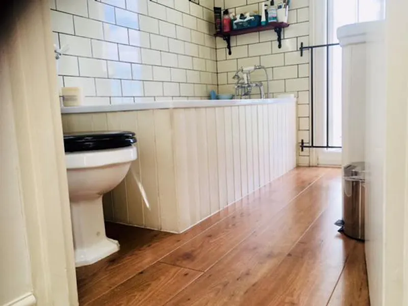 Bathroom at Film location D2346 in London (photo 19)