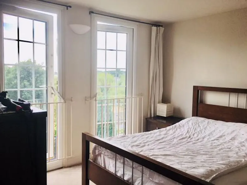 Bedroom at Film location D2346 in London (photo 21)