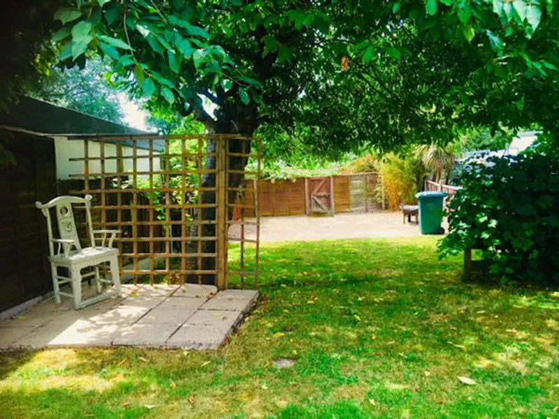 Garden at Film location D2346 in London (photo 27)
