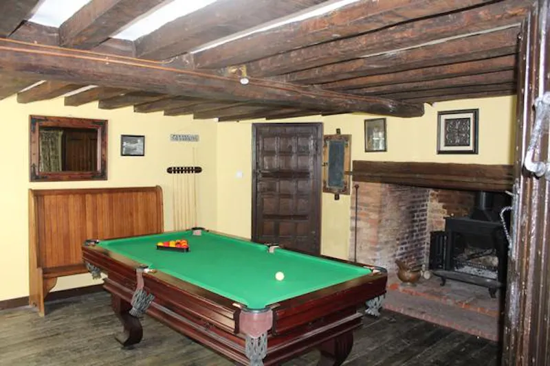 Fireplace at North Byfleet listed country manor, M315 (photo 8)