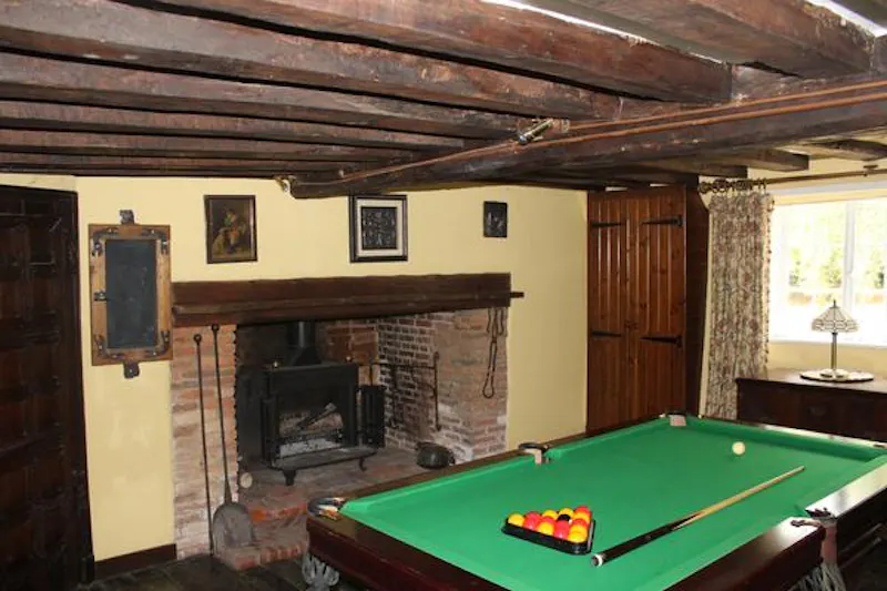 North Byfleet listed country manor, M315 (photo 9)