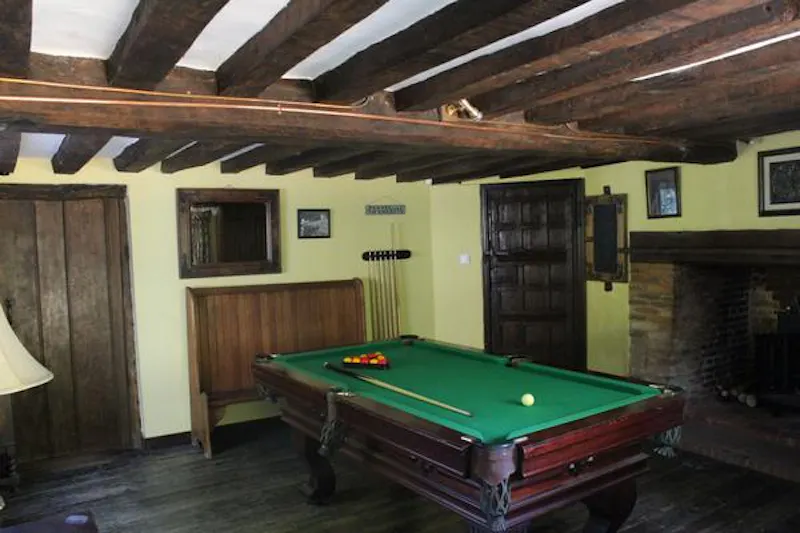 North Byfleet listed country manor, M315 (photo 11)
