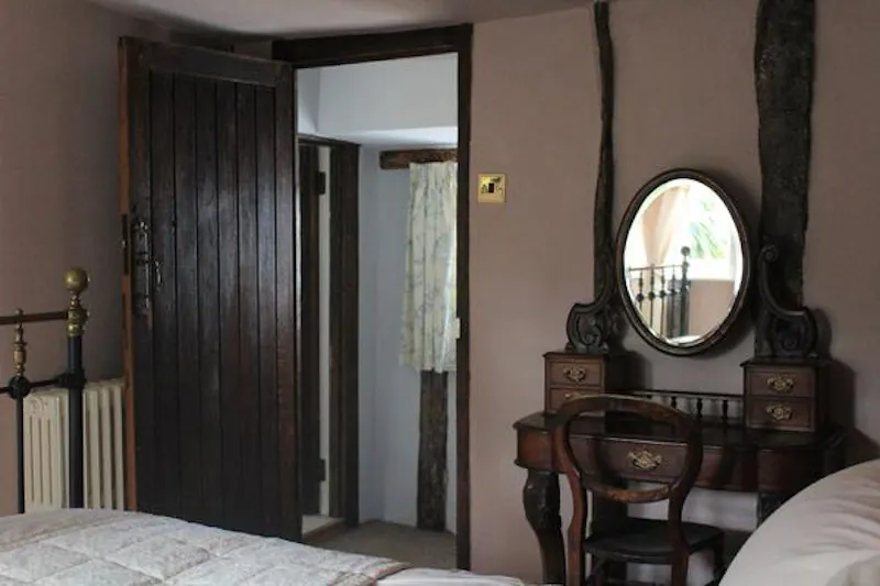 North Byfleet listed country manor, M315 (photo 20)