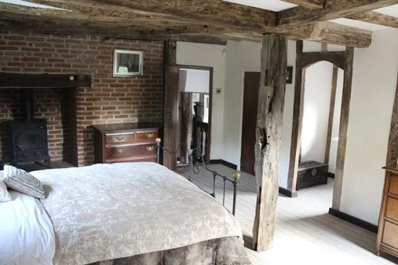 Bedroom at North Byfleet listed country manor, M315 (photo 23)