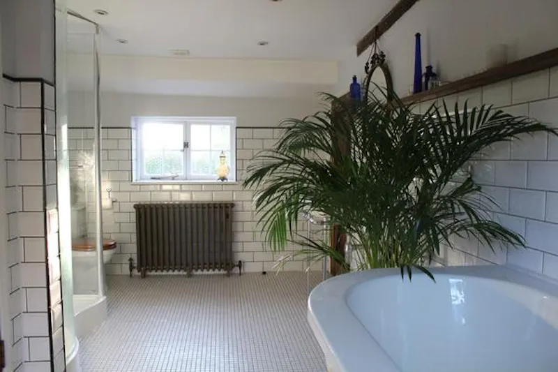 Bathroom at North Byfleet listed country manor, M315 (photo 32)