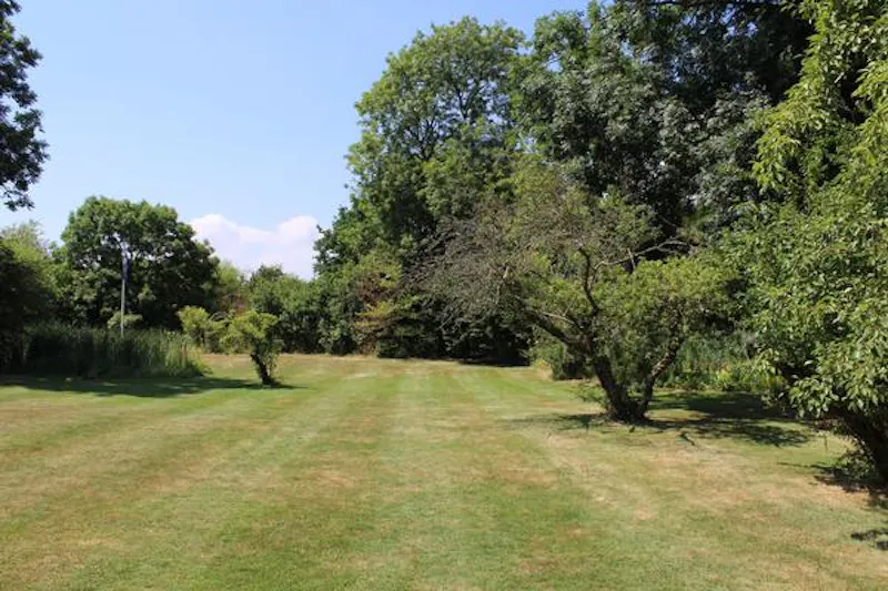 Garden at North Byfleet listed country manor, M315 (photo 38)
