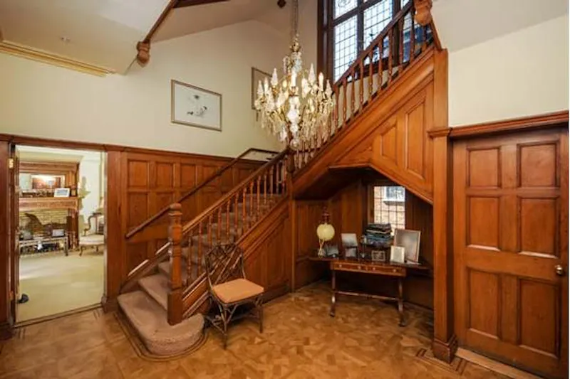 Entrance hall at Large Hendon family house, E457 (photo 2)