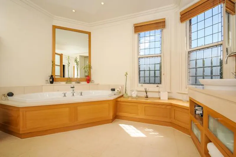 Bathroom at Large Hendon family house, E457 (photo 16)