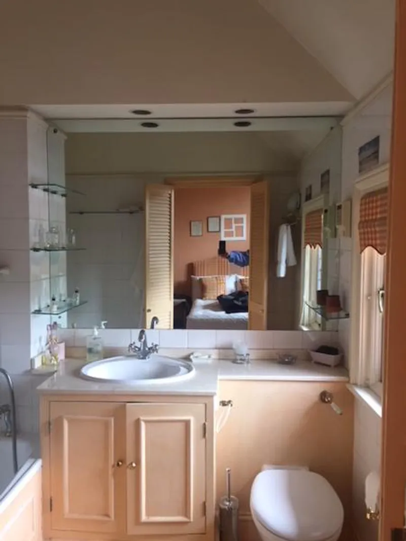 Bathroom at Large Hendon family house, E457 (photo 17)