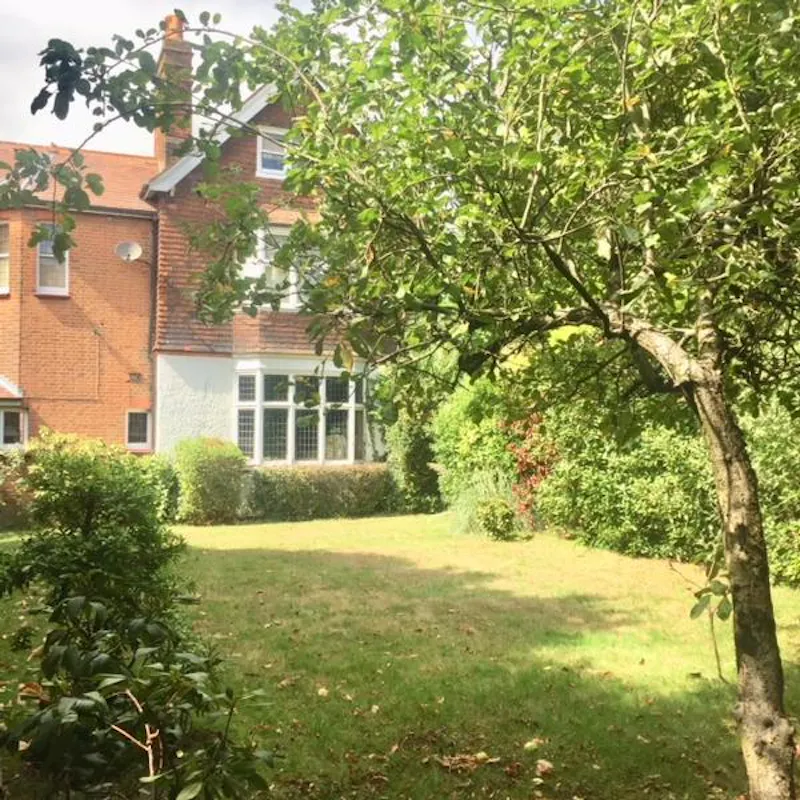 Garden at Large Hendon family house, E457 (photo 20)