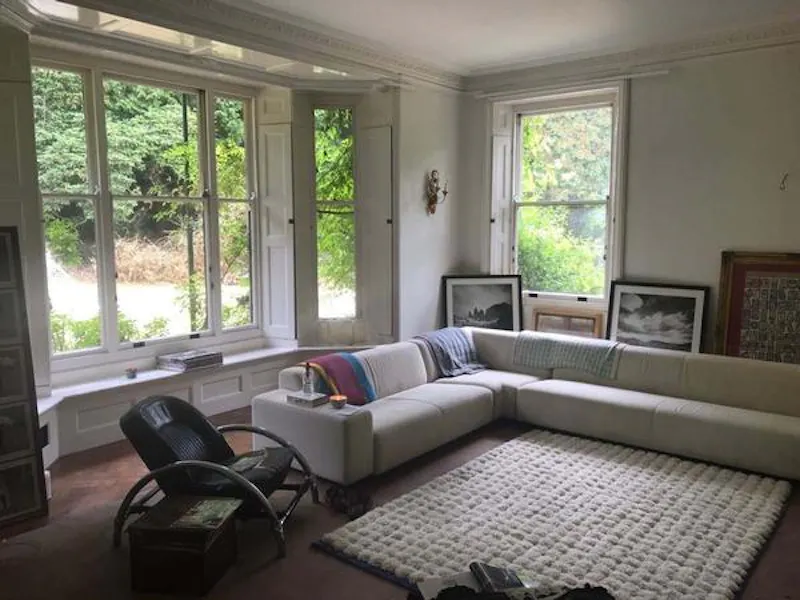 Living Room at Film location E458 in Hampshire (photo 2)