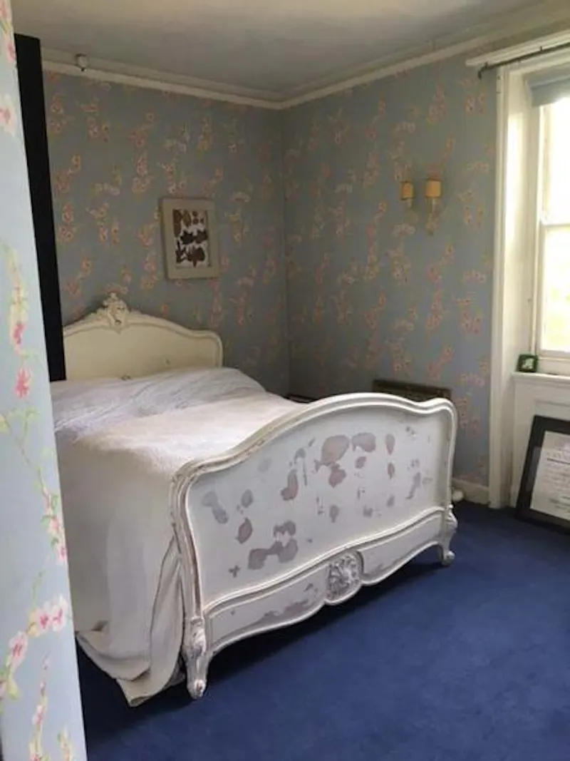Bedroom at Film location E458 in Hampshire (photo 14)