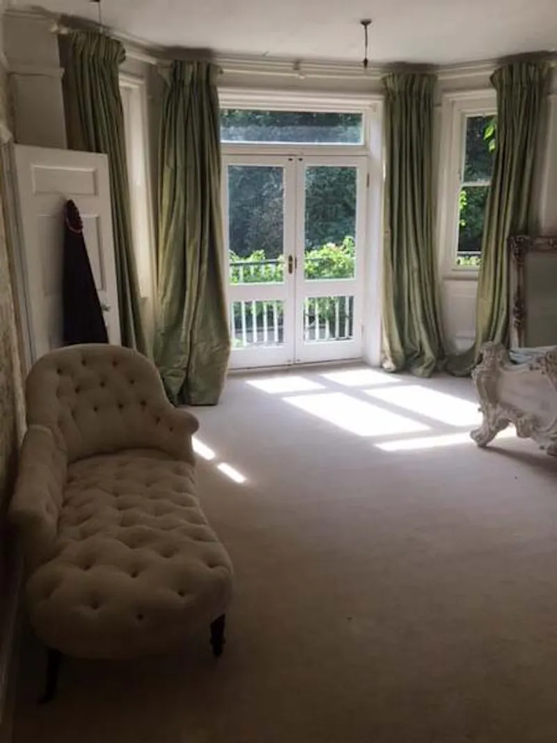 Balcony at Film location E458 in Hampshire (photo 22)