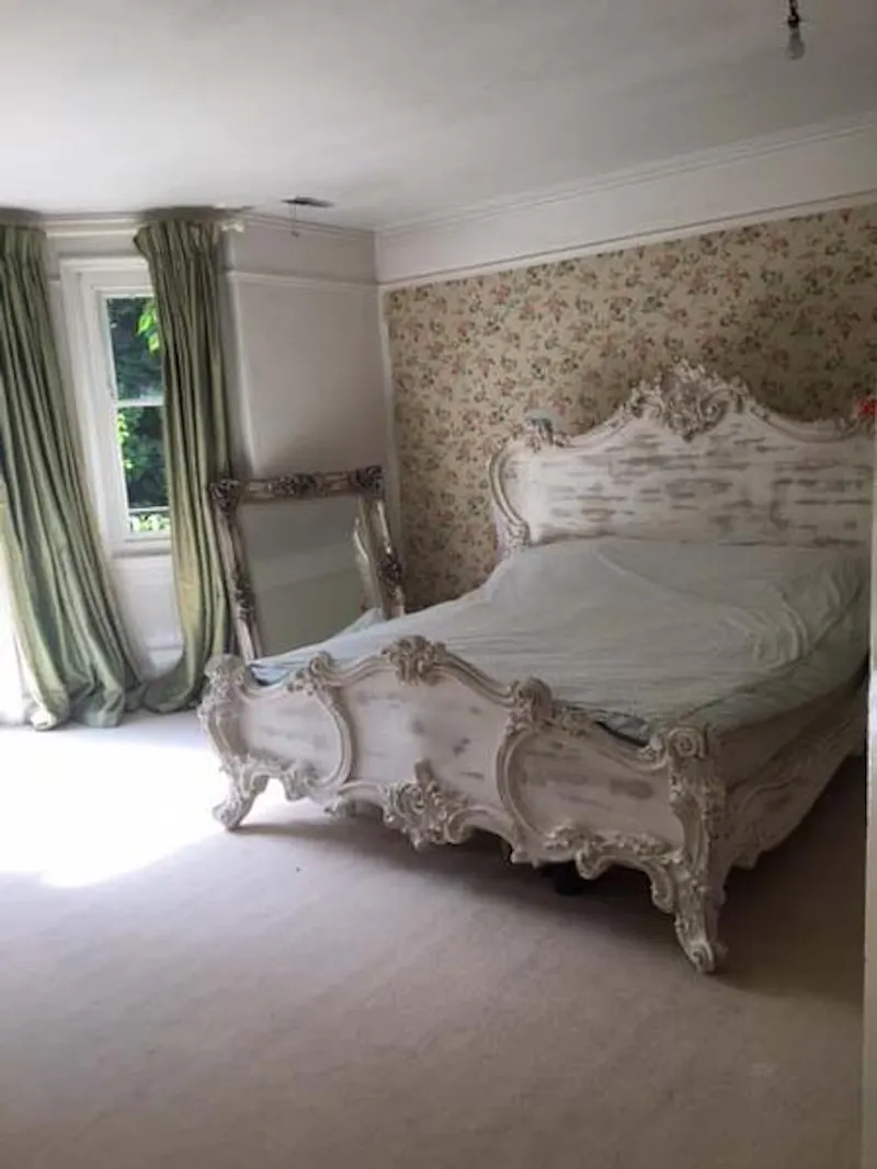 Bedroom at Film location E458 in Hampshire (photo 23)