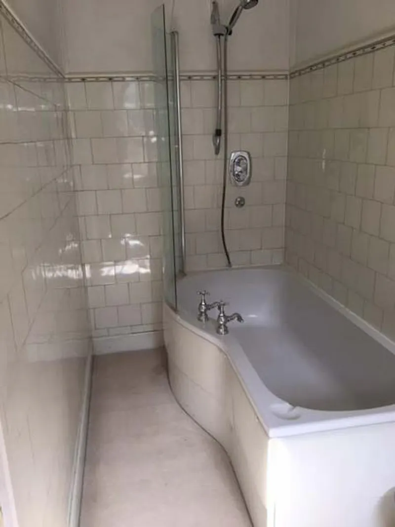 Bathroom at Film location E458 in Hampshire (photo 26)