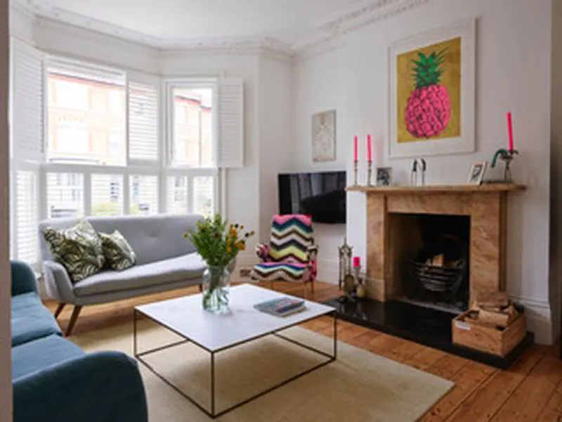 Fireplace at Lovely Clapham townhouse, B1806 (photo 5)