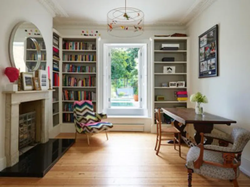 Fireplace at Lovely Clapham townhouse, B1806 (photo 6)