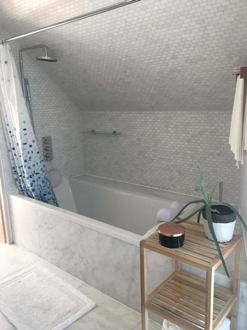 Bathroom at Scandi-inspired Dalston house, K434 (photo 18)