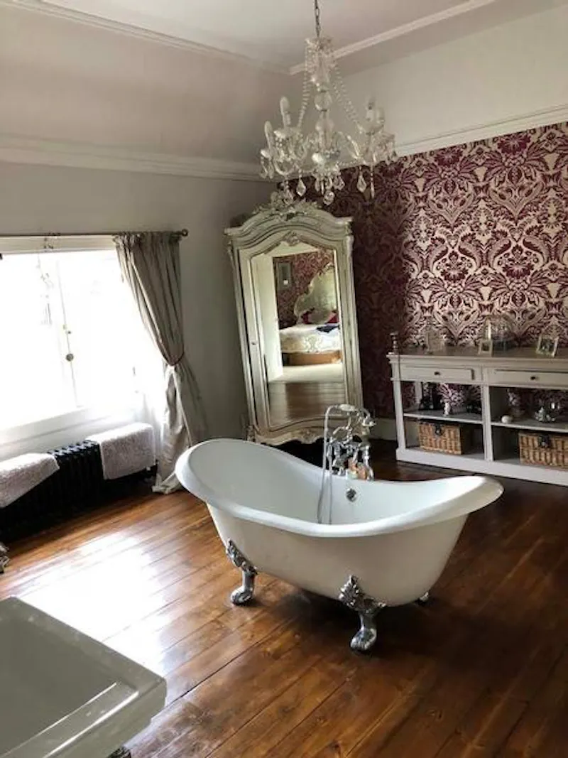 Bathroom at Film location E459 in Derbyshire (photo 9)