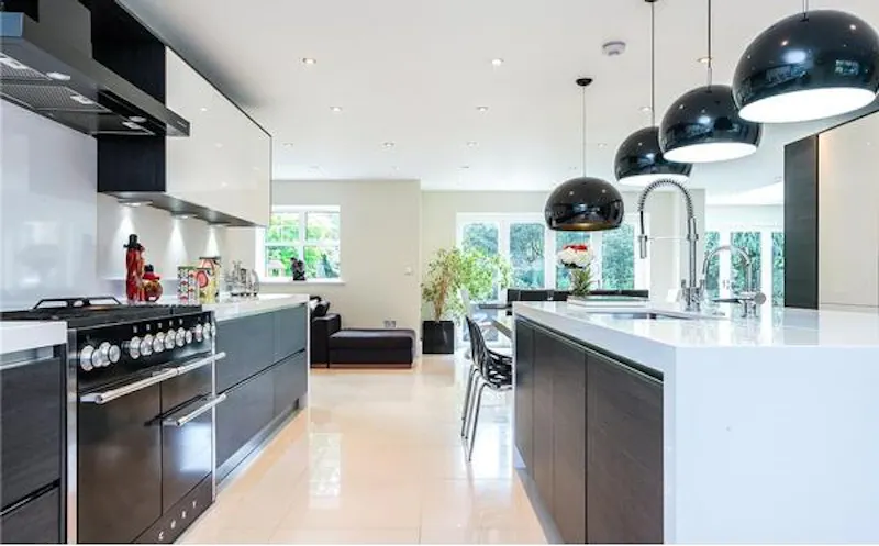 Kitchen at Rickmansworth modern house, D2353 (photo 3)