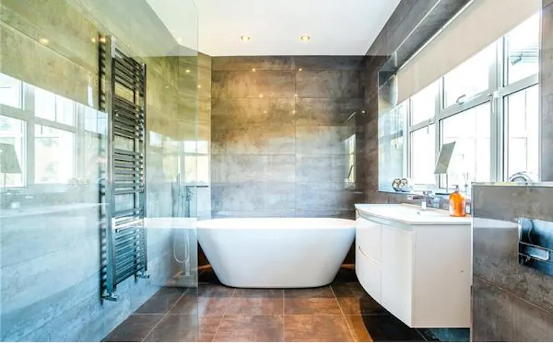 Bathroom at Rickmansworth modern house, D2353 (photo 10)