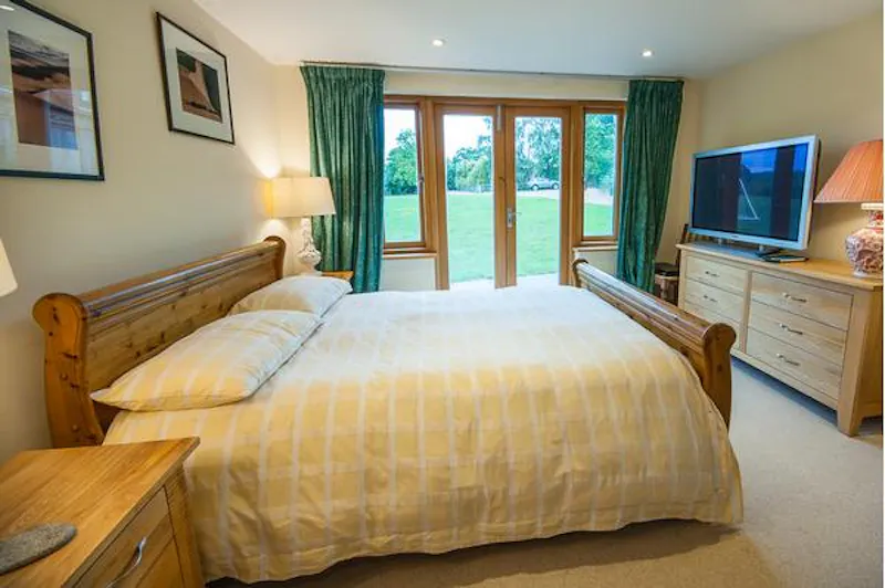 Bedroom at Film location L678 in Kent (photo 16)